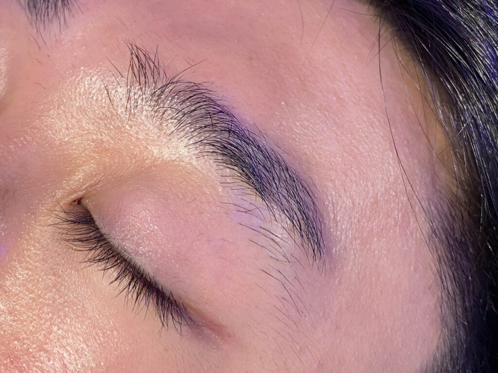 眉毛が震え始めたら、一体何が原因なのでしょうか？