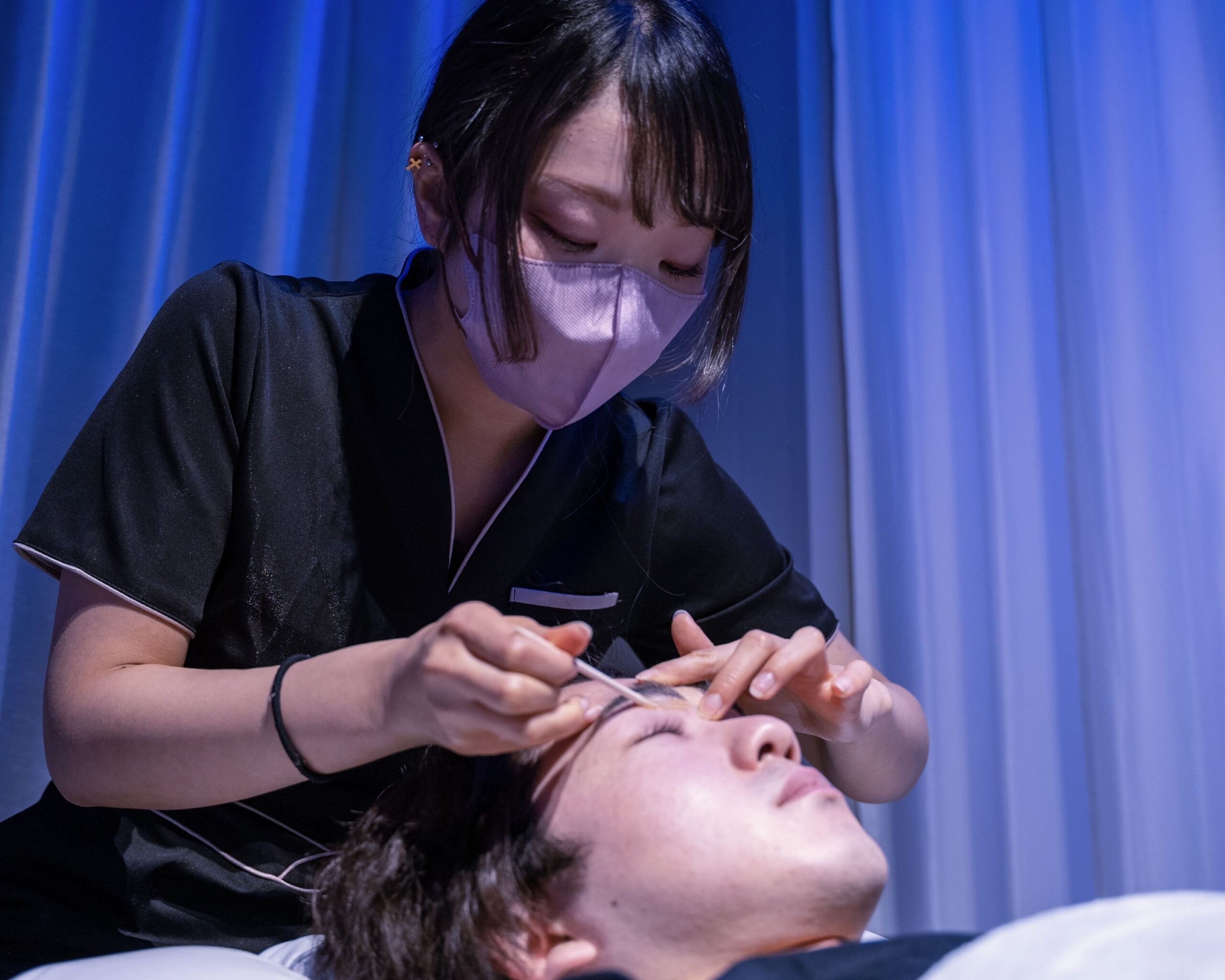 眉毛WAX施術中