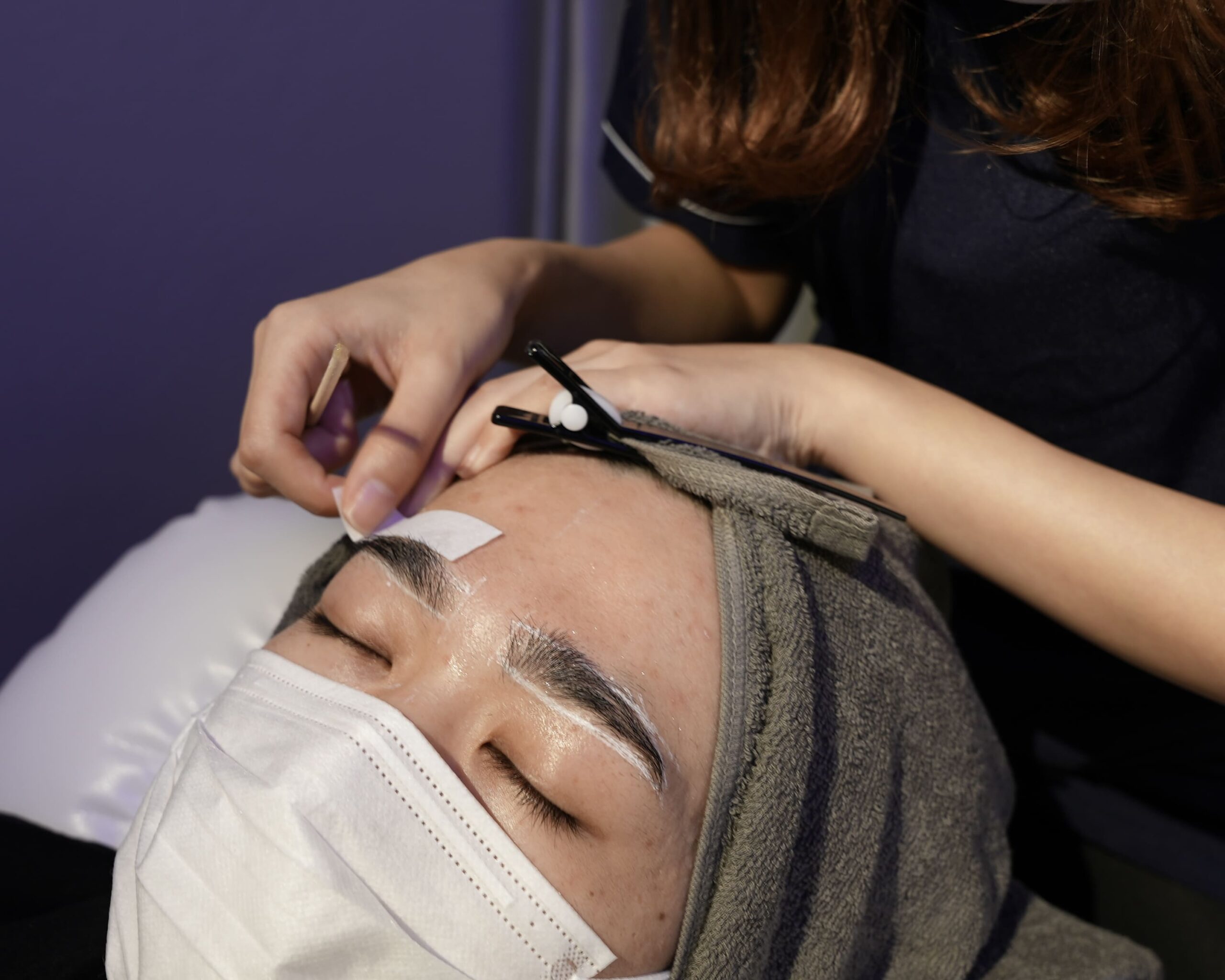 眉毛WAX施術中